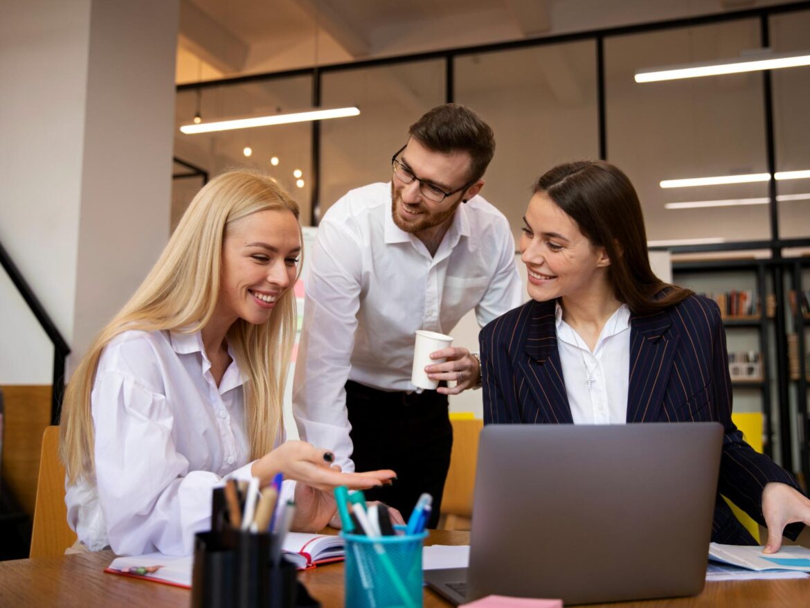 close-up-young-business-person-doing-internship (1) legislatie